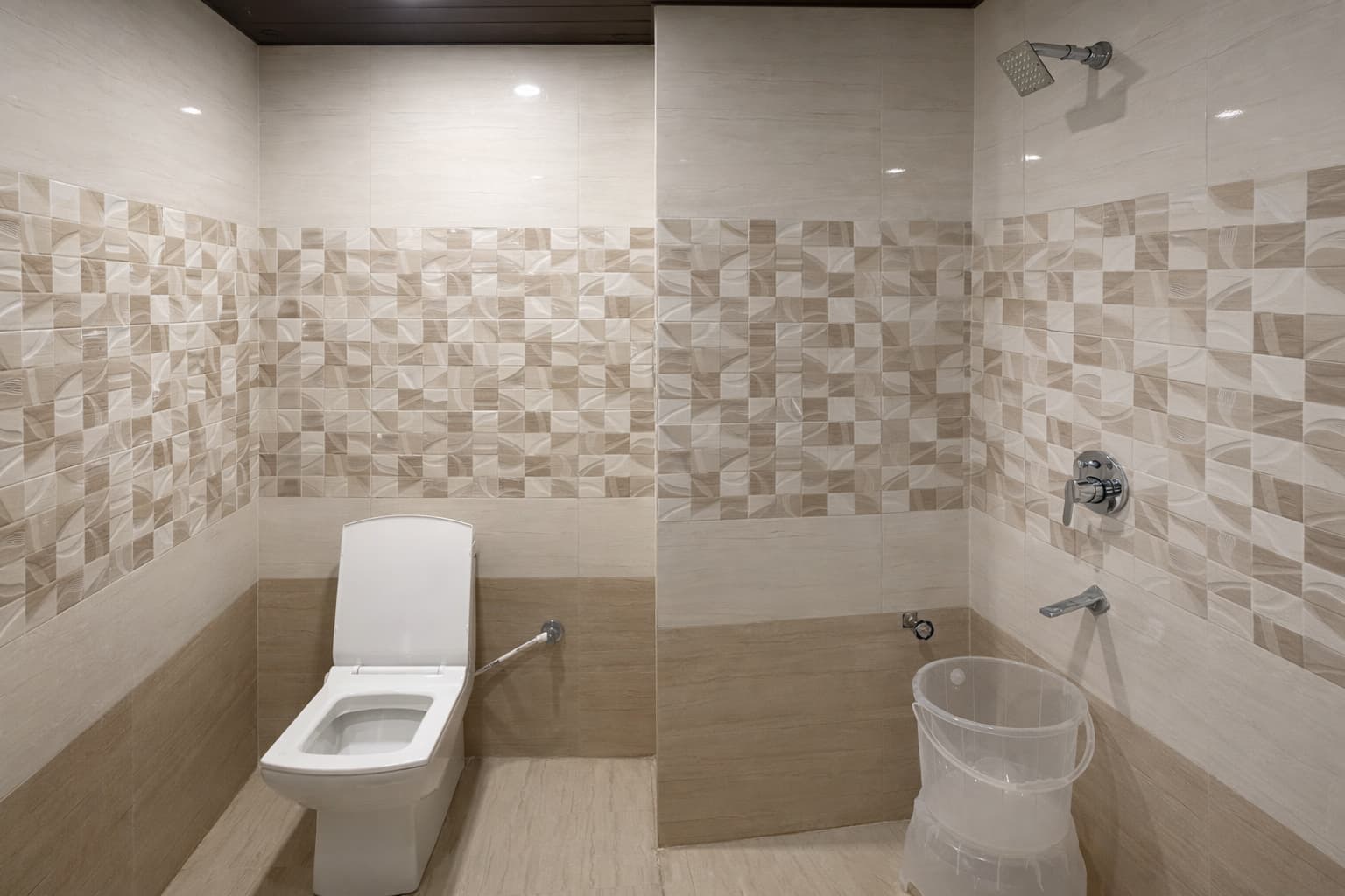 Room with workspace and wardrobe