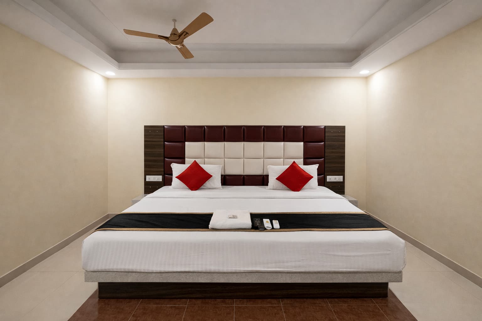 Double occupancy room with king-size bed