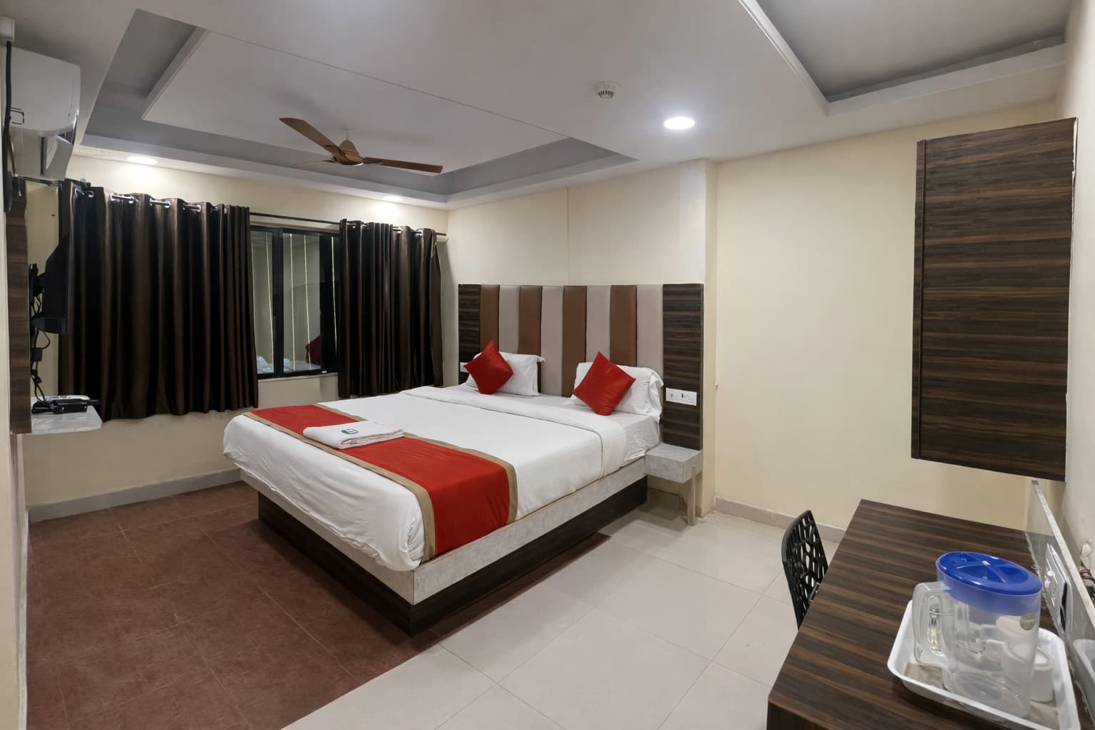 Standard double room with red accent pillows